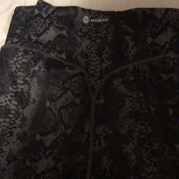 Women's Adidas medium leggings - Picture 2 of 3